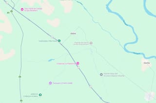 Un micro con 44 pasajeros quedó varado en medio del agua en la ruta 9