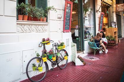 La zona es “bici friendly”: si van en dos ruedas tienen dónde dejarla, cerca de esta tan florida.