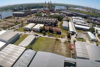 Tres delincuentes robaron relojes de alta gama en un depósito de la zona franca platense y escaparon