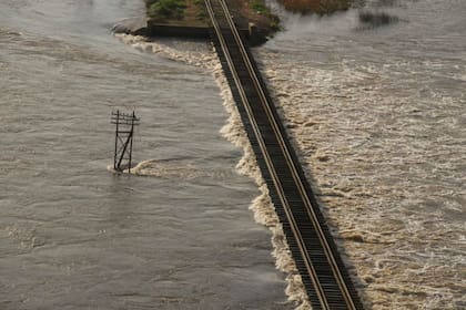 La zona rural de Alberti se encuentra anegada tras el desborde del Río Salado