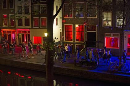 La zona se ha salpicado de carteles en inglés que advierten a los visitantes: "No orines en la calle", "Prohibido el alcohol en los espacios públicos", "Pon la basura en la papelera" y "Multa: 140 euros".