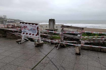 Mar del Plata: una joven conductora perdió el control de su auto, que quedó colgado en el paredón de la costa - Image 2
