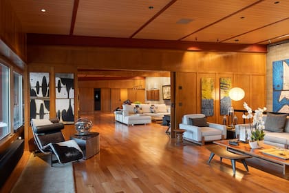 La zona social consta de un amplìsimo espacio separado en tres áreas por biombos de madera plegable