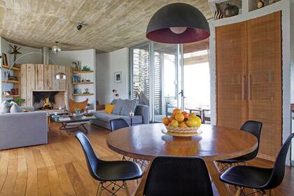 En los estantes de la chimenea, escultura en alambre y hierro (Esteban Darte) y objetos traídos de Brasil y Colombia, donde vivió la familia, o comprados en remates de Rocha y Carmelo.