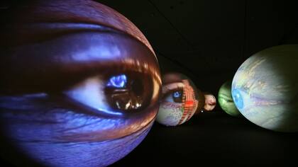 Laberinto de espejos (ojos inertes), 2003. Instalación de Tony Oursler en la muestra Les Visitants en el CCK