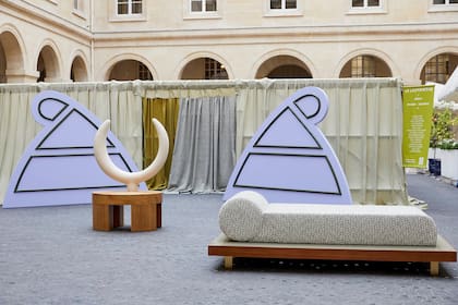 Laberinto textil en el patio del Hotel de la Marina