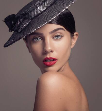 LABIOS ROJOS Lancôme, por Agus Caparra para Estudio Frumboli Tendencia: esta temporada se destaca la boca, tanto en mate o con mucho gloss. Se acompaña con la piel de apariencia liviana y luminosa Tips: mantener las cejas naturales y pobladas Sombrero de rafia plateado