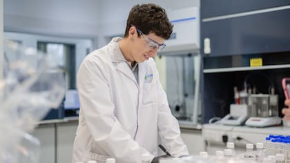 Laboratorio de la compañía de fitosanitarios Gleba, en Melchor Romero, provincia de Buenos Aires