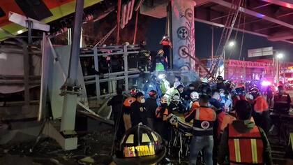 Labores de rescate en el desplome de vagones de la Línea 12 del Metro de Ciudad de México