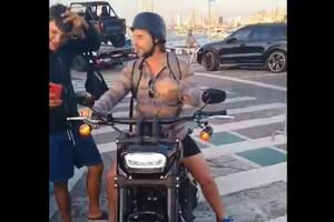 Lacalle Pou paseó en su Harley Davidson por Punta del Este y se sacó selfies con turistas