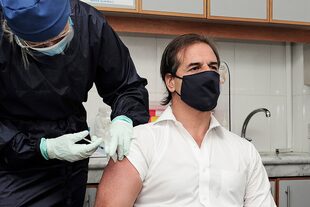 Lacalle Pou se dio una tercera dosis de refuerzo de Pfizer tras ser inoculado por la vacuna china CoronaVac