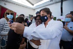 Lacalle Pou se tomó una selfie en una de las mesas de votación del referéndum, su mayor desafío político (AP Photo/Matilde Campodonico)