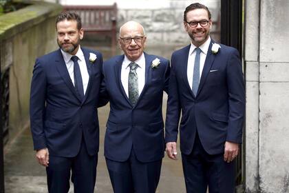 Rupert Murdoch junto a sus hijos Lachlan y James
