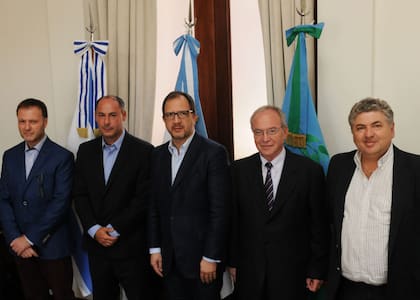 Lacki, el segundo desde la izquierda, en calidad de representante de la AMIA, durante una reunión en 2016