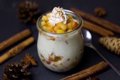 Yogur natural con frutas, un postre nutritivo