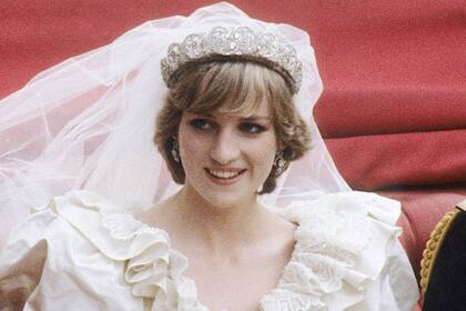 La escritora y especialista en la familia real británica Katie Nicholl aseguró que los paparazzi "seguían con frecuencia" a la princesa Diana