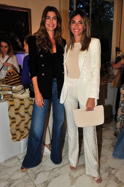 Ladies Macri, muy sonrientes. Juliana Awada y María Belén Ludueña posaron juntas. Las dos lucieron pantalón y blazer.