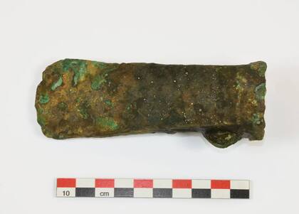 Lado largo del hacha doblado hacia arriba