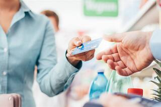 Los comercios deberán aceptar débito o pagos electrónicos