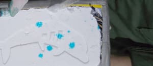 La marca del delfín vuelve a aparecer: secuestran cargamentos de cocaína camuflados en muebles y un micro