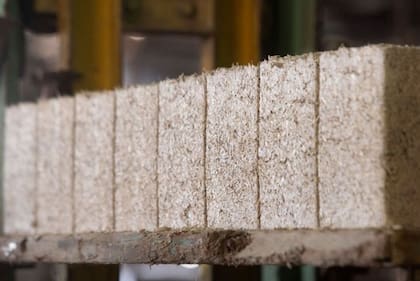 Ladrillos de cáñamo recién prensados en la fábrica de ladrillos Afrimat Hemp en Ciudad del Cabo el 25 de abril de 2023.