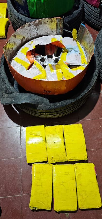 Ladrillos de cocaína ocultos en las ruedas de un vehículo