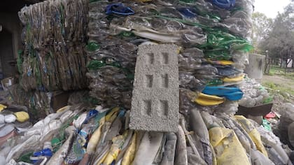 Ladrillos hechos a base de botellas de plástico pulverizadas