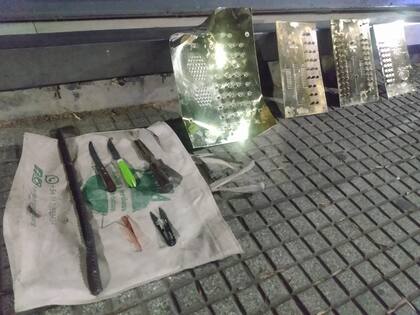 Ladrones de bronce portaban cuchillos