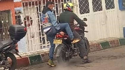 Ladrones en el momento de escapar en una motocicleta

Foto: Archivo particular