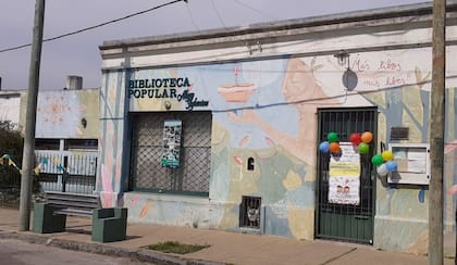 Ladrones ingresaron a la biblioteca Alejo Iglesias por la noche y robaron dinero, equipo de trabajo y un teclado, dejando destrozos en puertas y ventanas