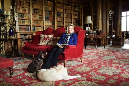 Lady Carnarvon, la dueña del castillo, que gestiona las visitas del público a la propiedad. En la biblioteca hay más de 5600 libros
