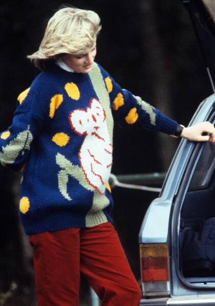 Lady Di con su recordado sweater con el diseño de Jenny Kee