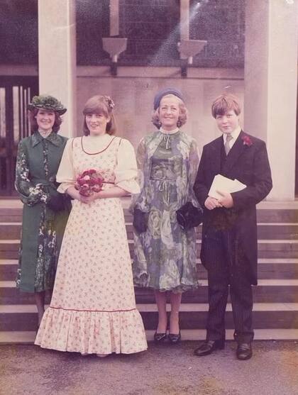 Lady Di, con vestido blanco y detalles en rojo, a sus 16 años