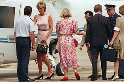 Lady Di despidiéndose de la Argentina con su cartera de Dior