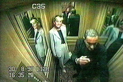 Una de las últimas imágenes de Diana y Dodi Al-Fayed tomada por la cámara de seguridad del ascensor del hotel Ritz de Paris en la mañana del accidente. 