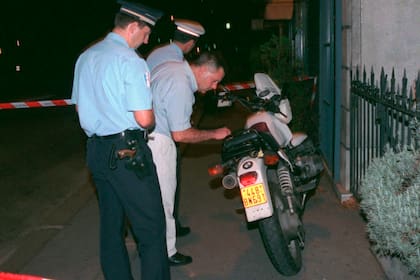 La policía se prepara para retirar para investigación la motocicleta de un fotógrafo que perseguía el automóvil de Diana, Princesa de Gales, cuando se produjo un accidente en un túnel a lo largo del río Sena en París, el 31 de agosto de 1997