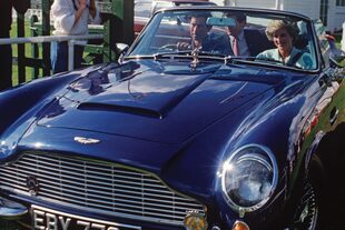 Lady Di en el asiento del acompañante del Aston Martin junto a Carlos, en 1986. Ya eran padres de William y Harry. 