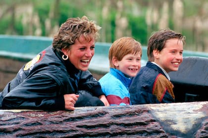 Lady Di, princesa de Gales, con sus hijos William y Harry