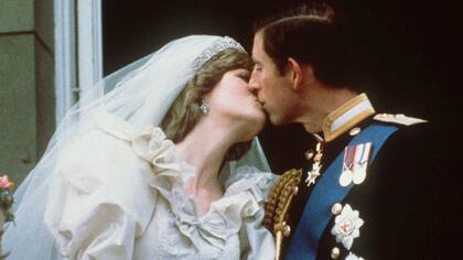 Lady Di con su icónico vestido de novia en la boda con el príncipe Carlos