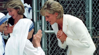 Lady Di saluda a la Madre Teresa; ambas mujeres fueron reconocidas mundialmente por su labor solidaria