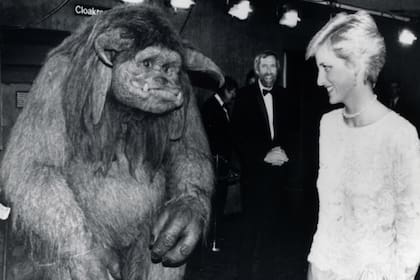 Lady Di tuvo el honor de conocer a Ludo (ante la divertida mirada de Henson)