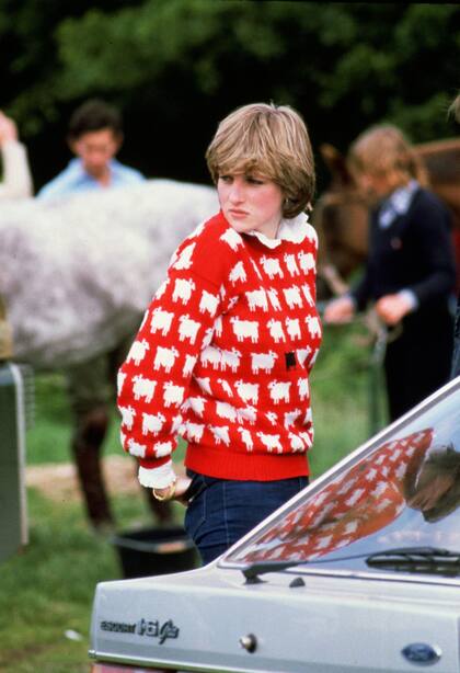 Lady Di y el icónico sweater con una oveja negra, que hoy aparece en The Crown