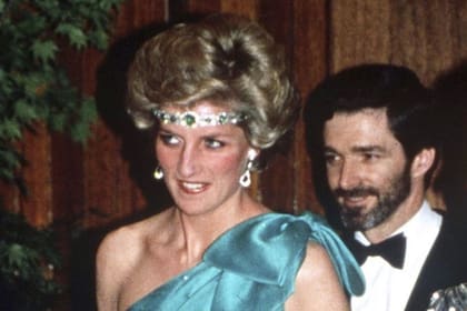 La reina se enojó porque Diana llevó puesta una de sus gargantillas preferidas como una diadema