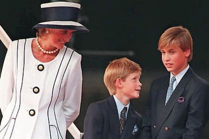 Lady Diana Spencer junto a sus dos hijos, Harry y William, que hoy en día han congelado sus relaciones