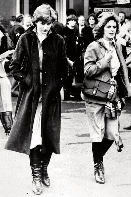 Lady Diana Spencer y Camilla Parker-Bowles en el hipódromo de Ludlow, donde competía el príncipe Carlos, en 1980. (Photo by Express Newspapers/Archive Photos)