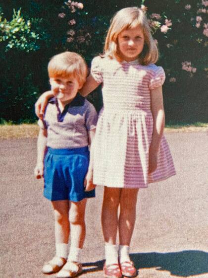Lady Diana Spencer y su hermano, el actual conde Spencer