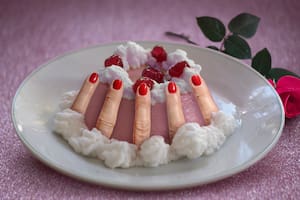 Cabellos en la sopa y ojos que asoman de un huevo poché: la artista que convierte cuerpo y alimentos en obra de arte