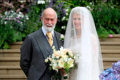 Lady Gabriella junto a su padre, el príncipe de Kent, el día de su boda