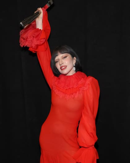 Lady Gaga al recibir un premio por su dueto con Bruno Mars.