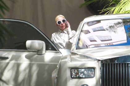 Lady Gaga combinando su atuendo con su auto en 2015